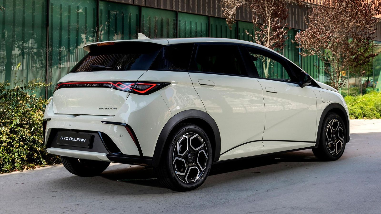 Los cambios más notables de esta actualización atañen a su potencia de carga o una nueva puesta a punto de elementos del chasis como suspensión o dirección.