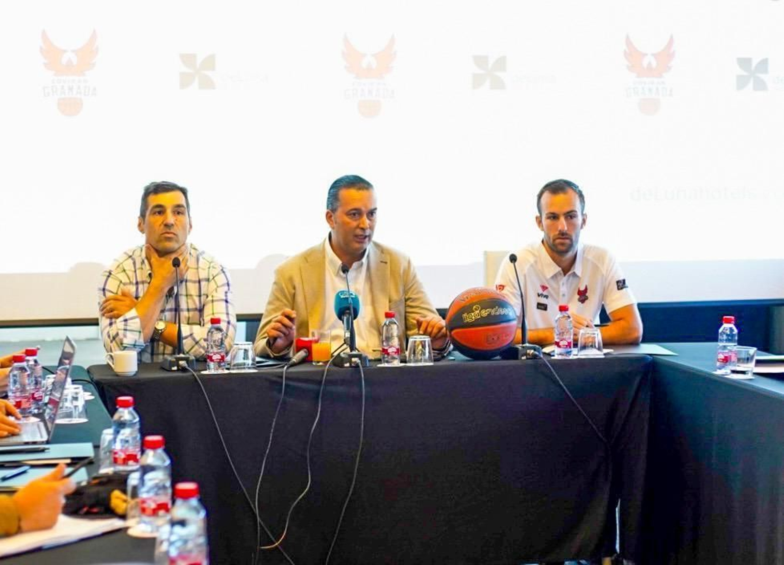 Óscar Fernández-Arenas, en el centro, durante el acto de este martes