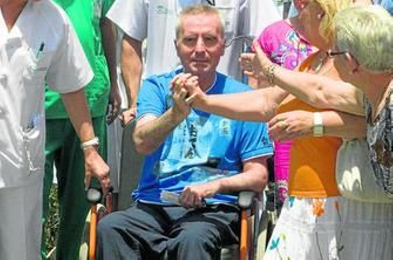 Ortega Cano recibe el saludo de familiares y ciudadanos al salir del hospital.