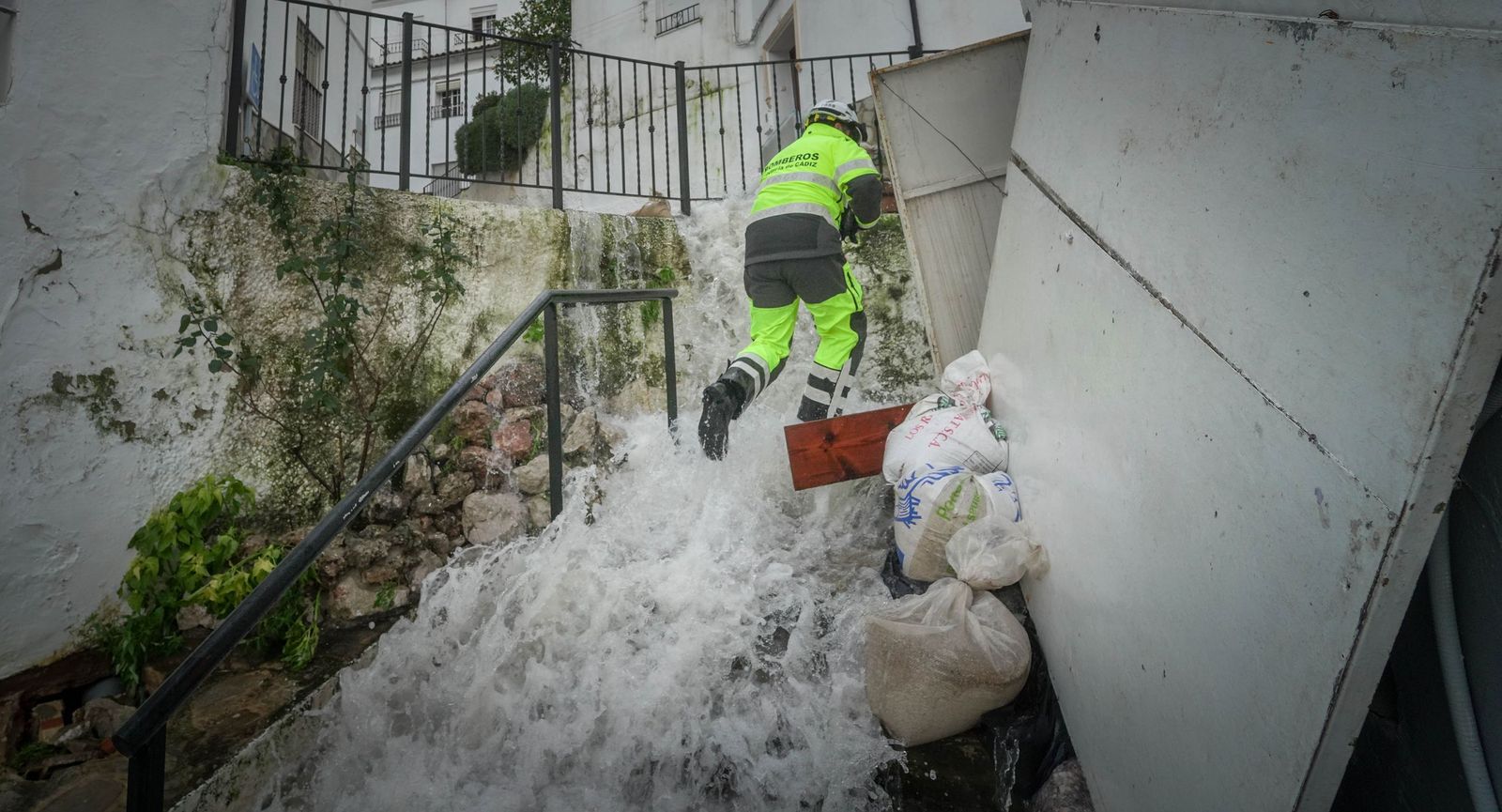 Imágenes de los torrentes de agua por las calles de Ubrique