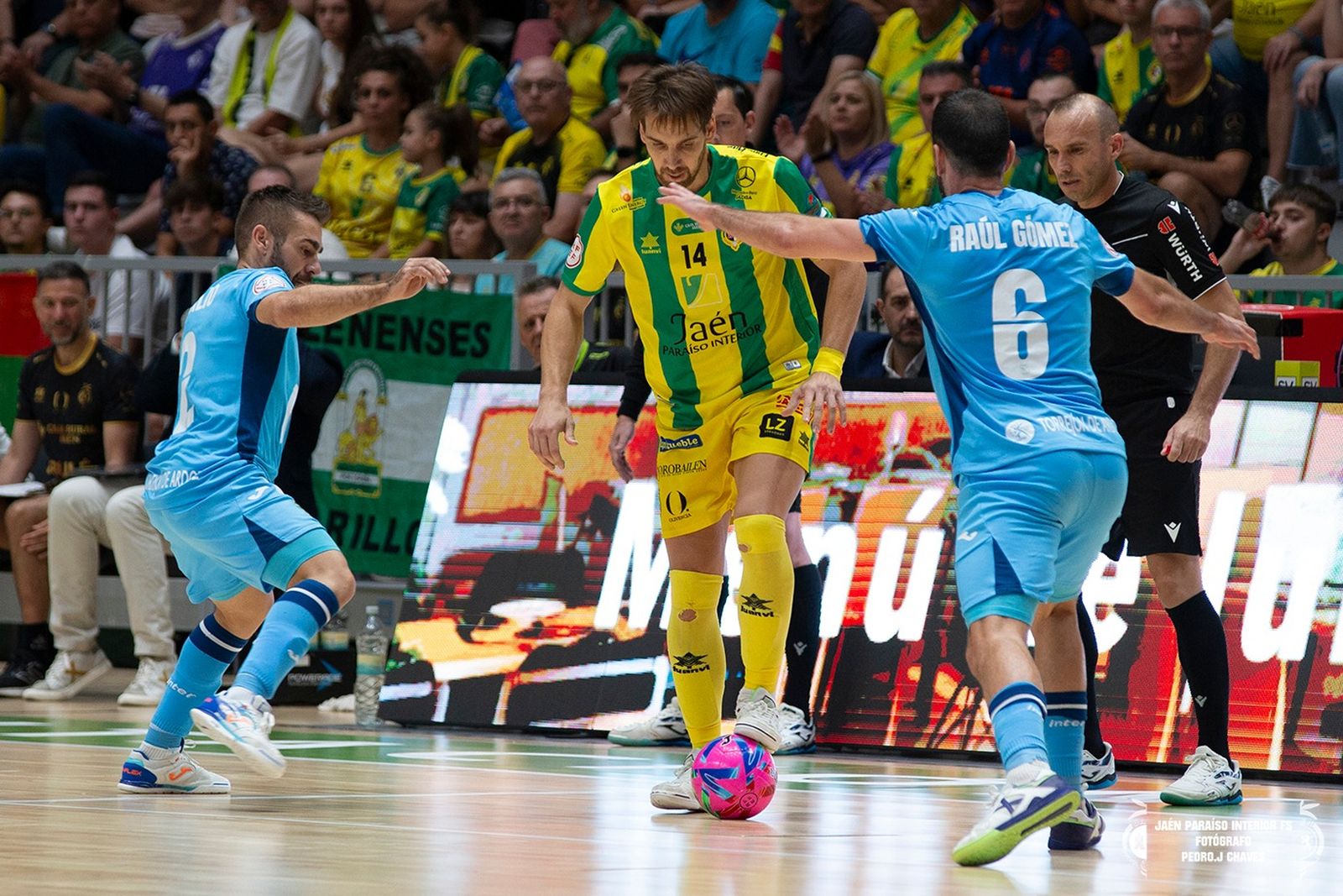 Alan Brandi, presionado por Raúl Gómez y Cecilio en el duelo de la primera vuelta liguera.