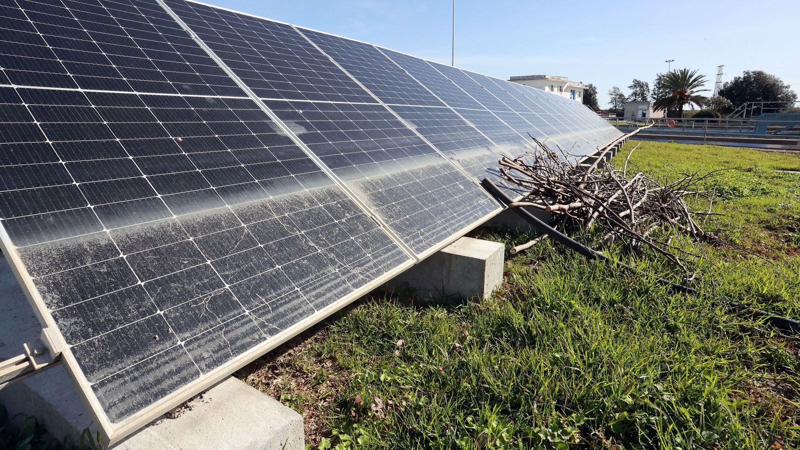 En las placas solares aún está la marca el nivel que alcanzó el agua en la depuradora.