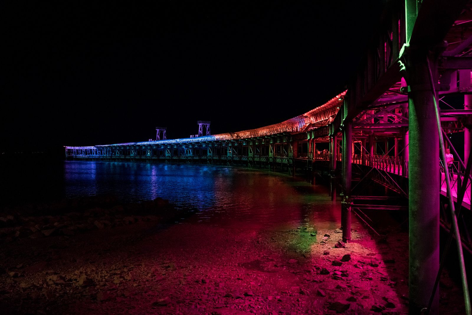 El muelle del Tinto se ilumina por el Día Internacional del Orgullo.