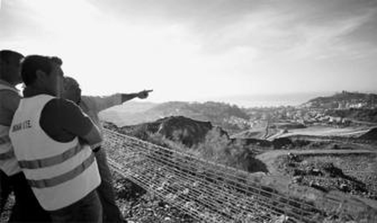 Responsables de la promotora de la urbanización de Colinas del Limonar supervisan la obra.