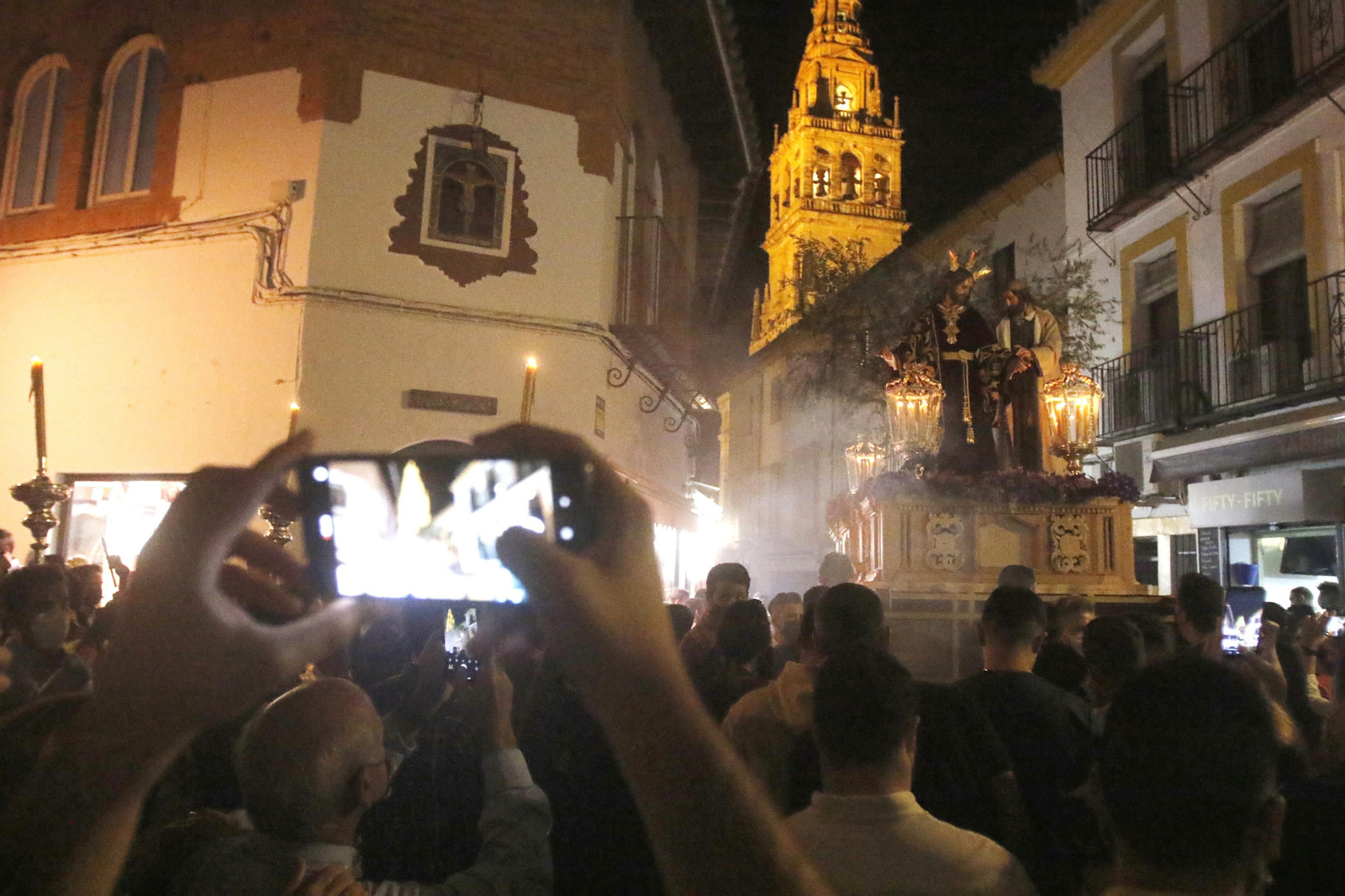 La salida extraordinaria del Señor de la Salud de Córdoba, en imágenes