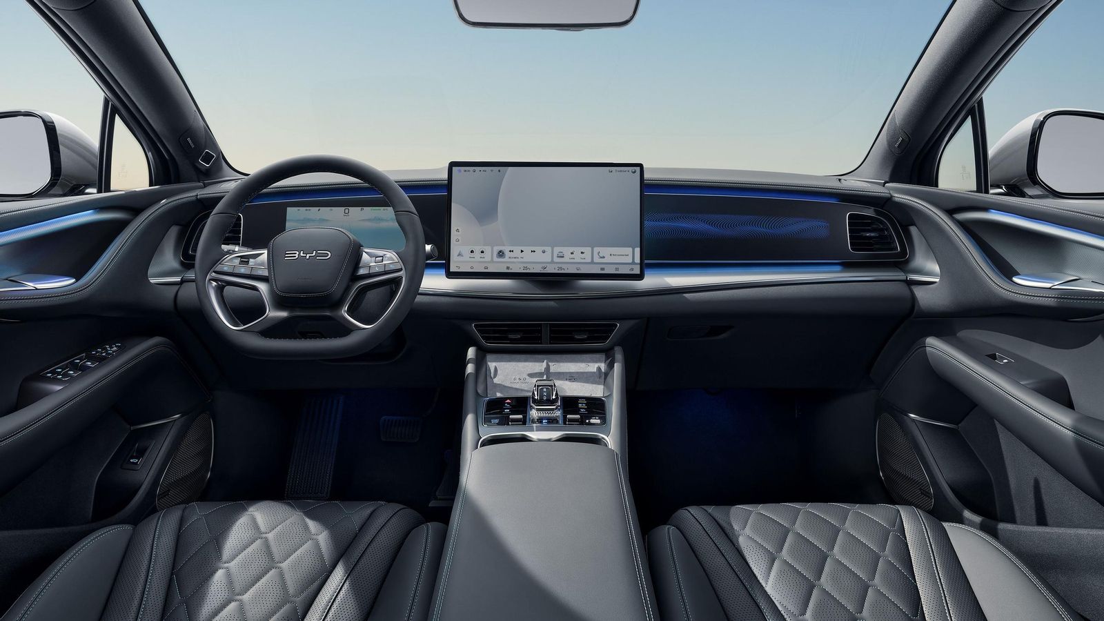 Para la instrumentación se emplea una pantalla de 10,25", por las 15,6" del equipo multimedia. Esta puede orientarse, mediante un motor, tanto vertical como horizontalmente, al igual que en otros BYD.oque de un botón.