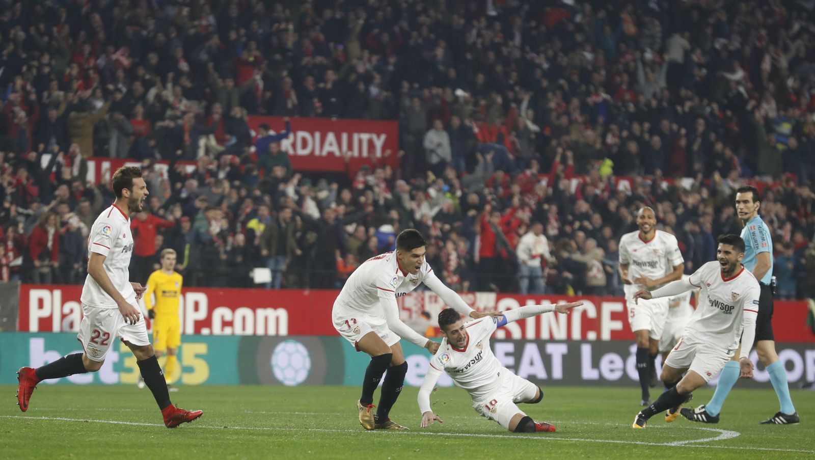 Escudero acaba de conectar su fantástica volea para ponerlo todo de cara al minuto de juego.