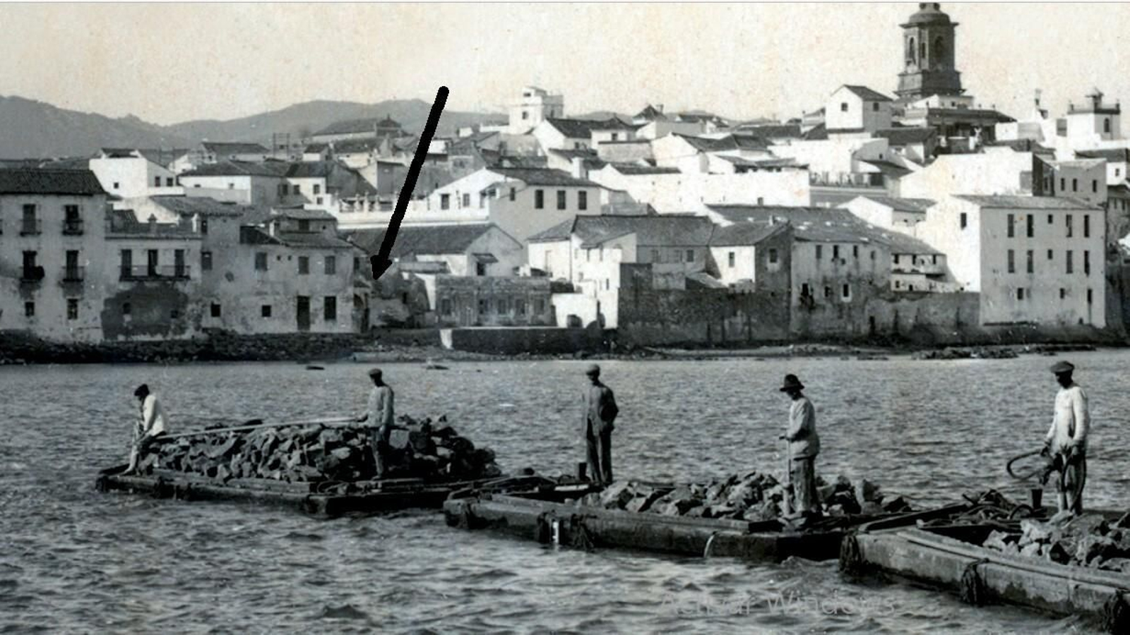 El frente marítimo de Algeciras en 1915. Señalado con una flecha el Ojo del Muelle visto desde del mar.