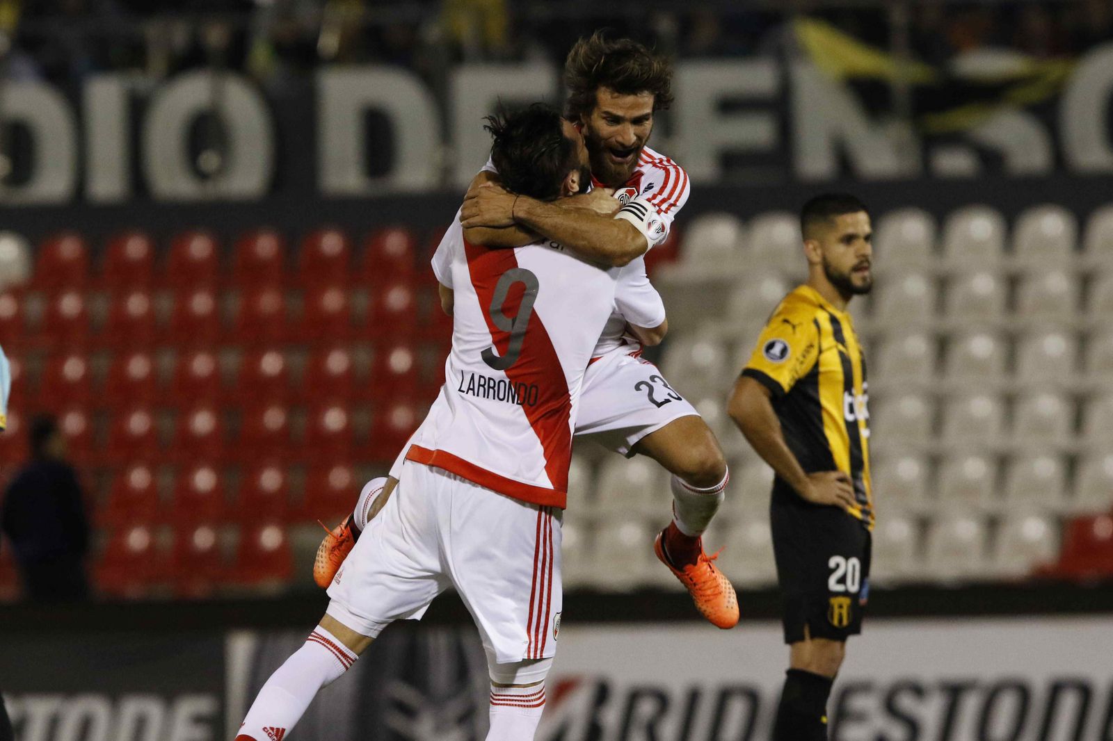 Marcelo Larrondo abraza a Ponzio tras anotar el segundo gol de River ante Guaraní en la Libertadores.