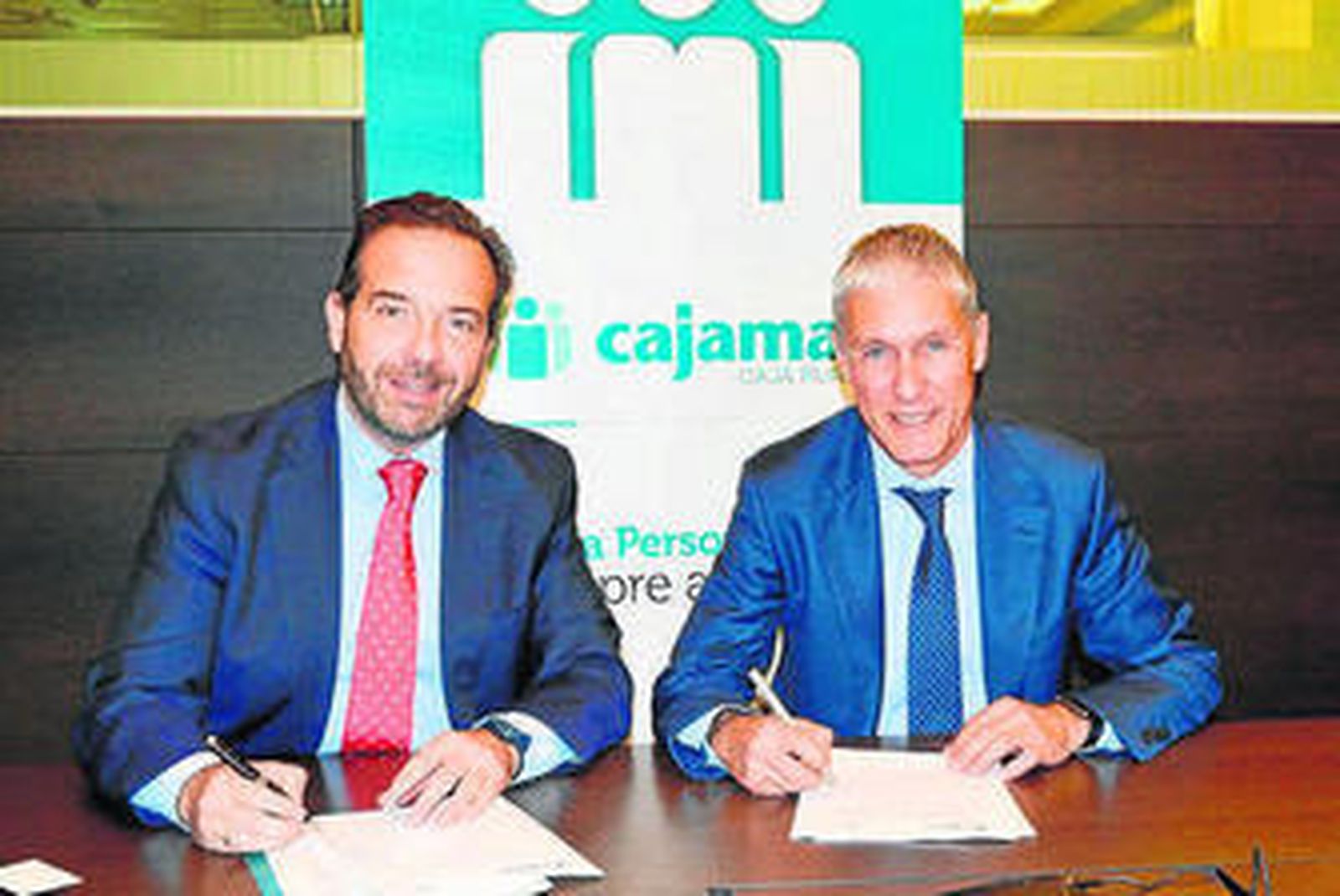 El director territorial de Cajamar y el presidente de Fenacotrans.