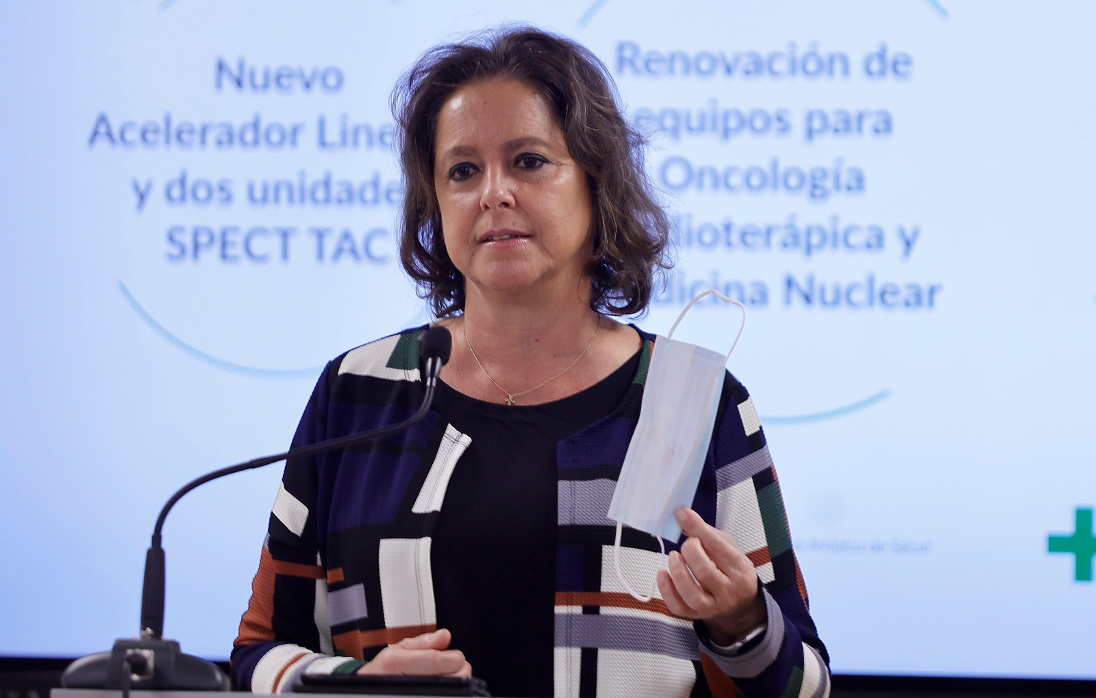 La consejera de Salud, Catalina García, atiende a la prensa en el Hospital Virgen Macarena.