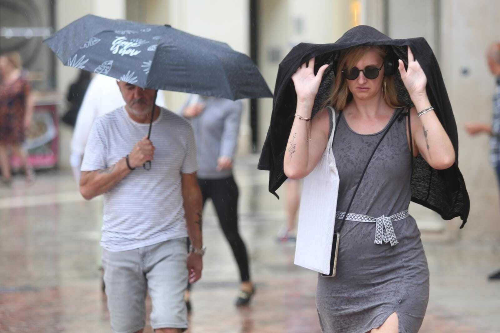 La lluvia ha llegado este lunes a Málaga capital.