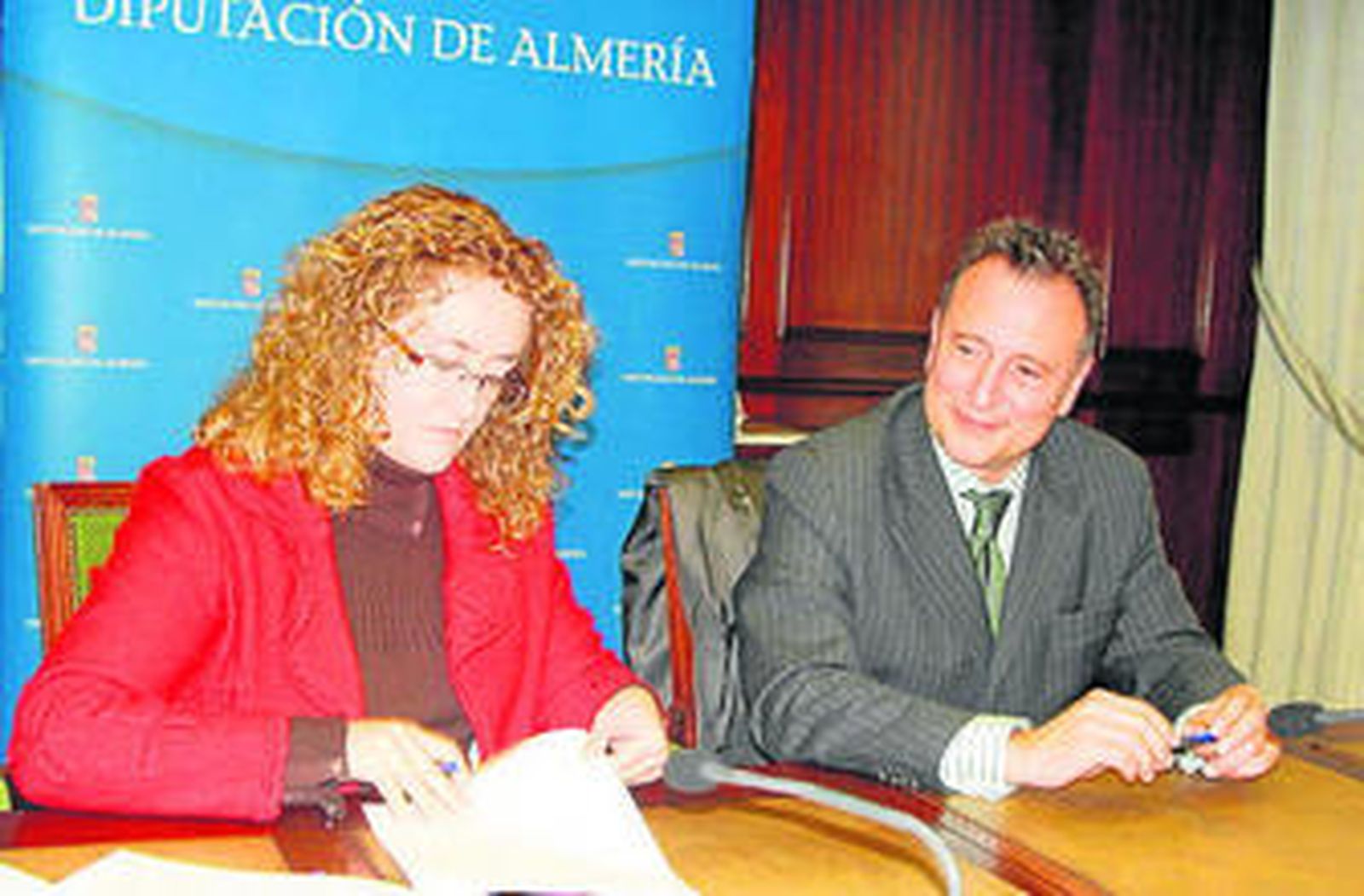 Jiménez y Hurtado durante la rúbrica del convenio ayer.