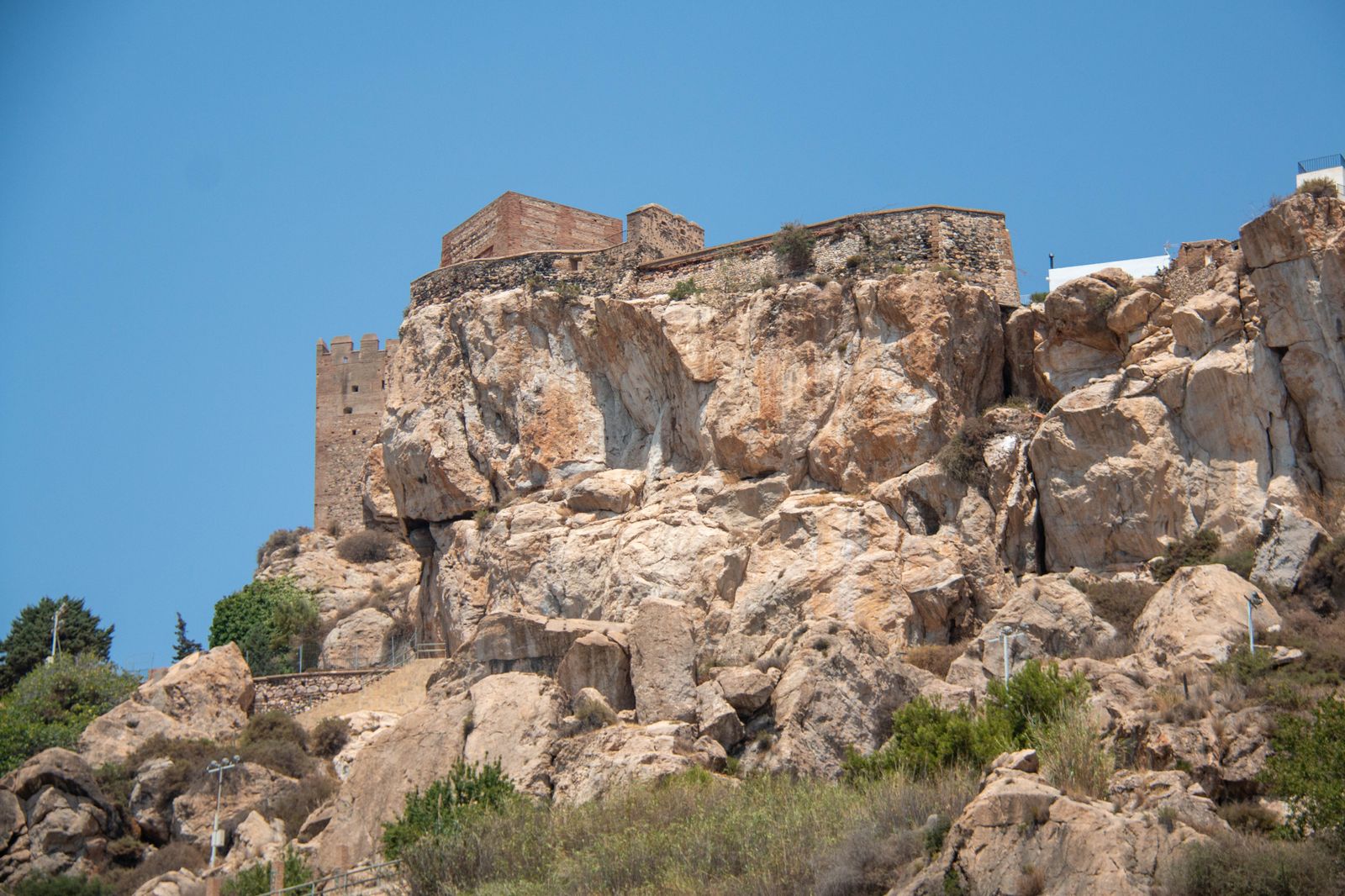 Buscan soluciones ante el desprendimiento de rocas en la zona bajo el Castillo de Salobreña