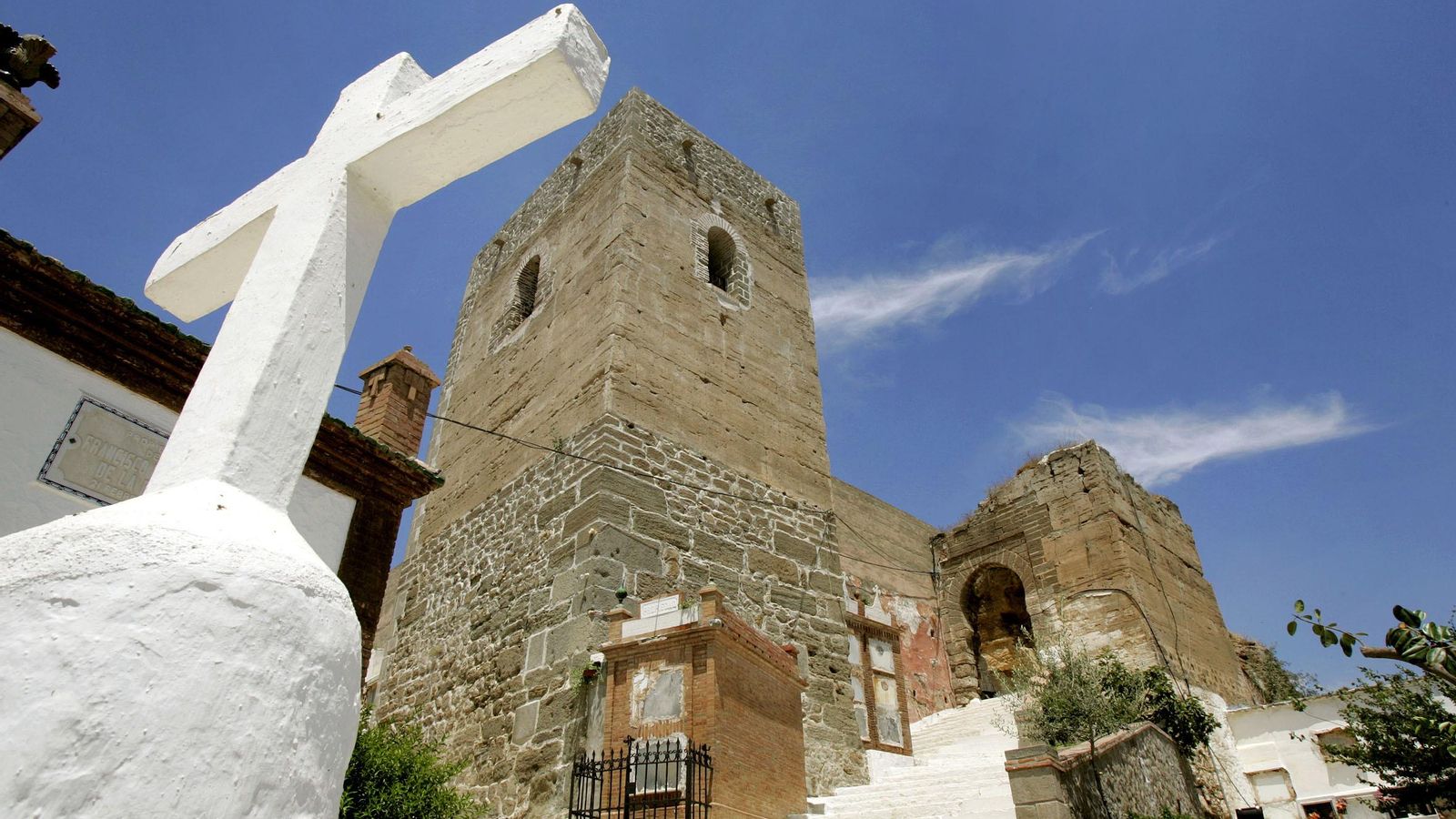 Acceso al recinto del Castillo de Álora, sede del primitivo cementerio de la localidad.