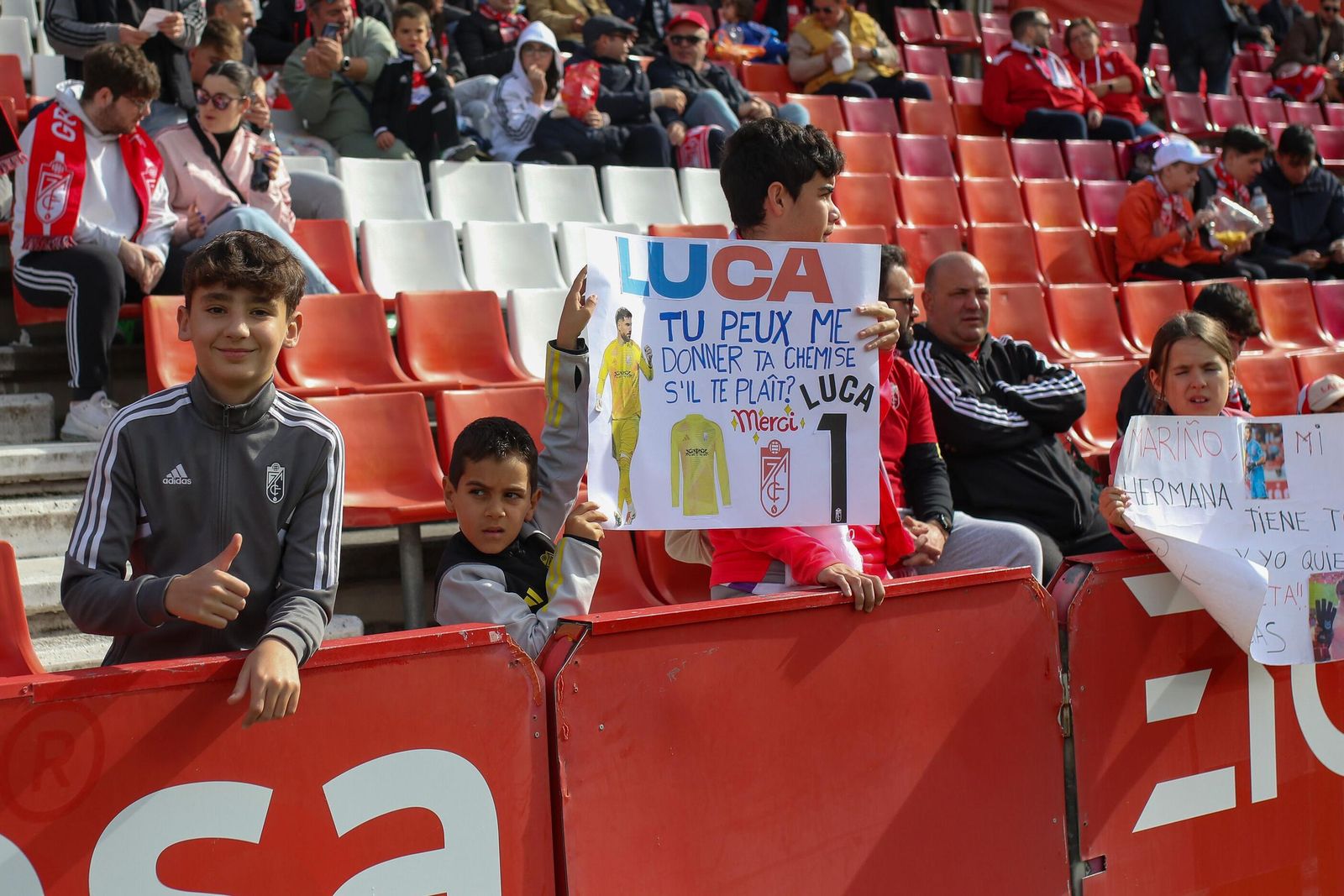 Encuéntrate en la grada de Los Cármenes en el Granada-Sporting
