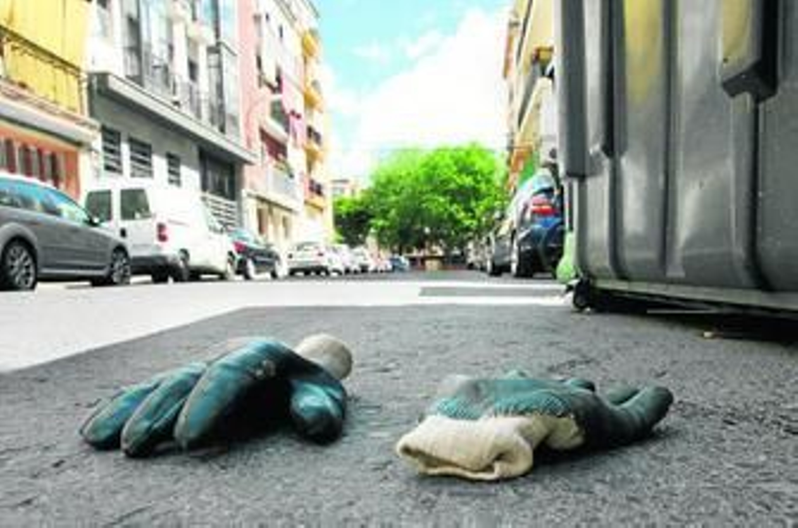 Guantes de uno de los operarios de Cespa, junto a un contenedor de la calle donde sucedieron los hechos.
