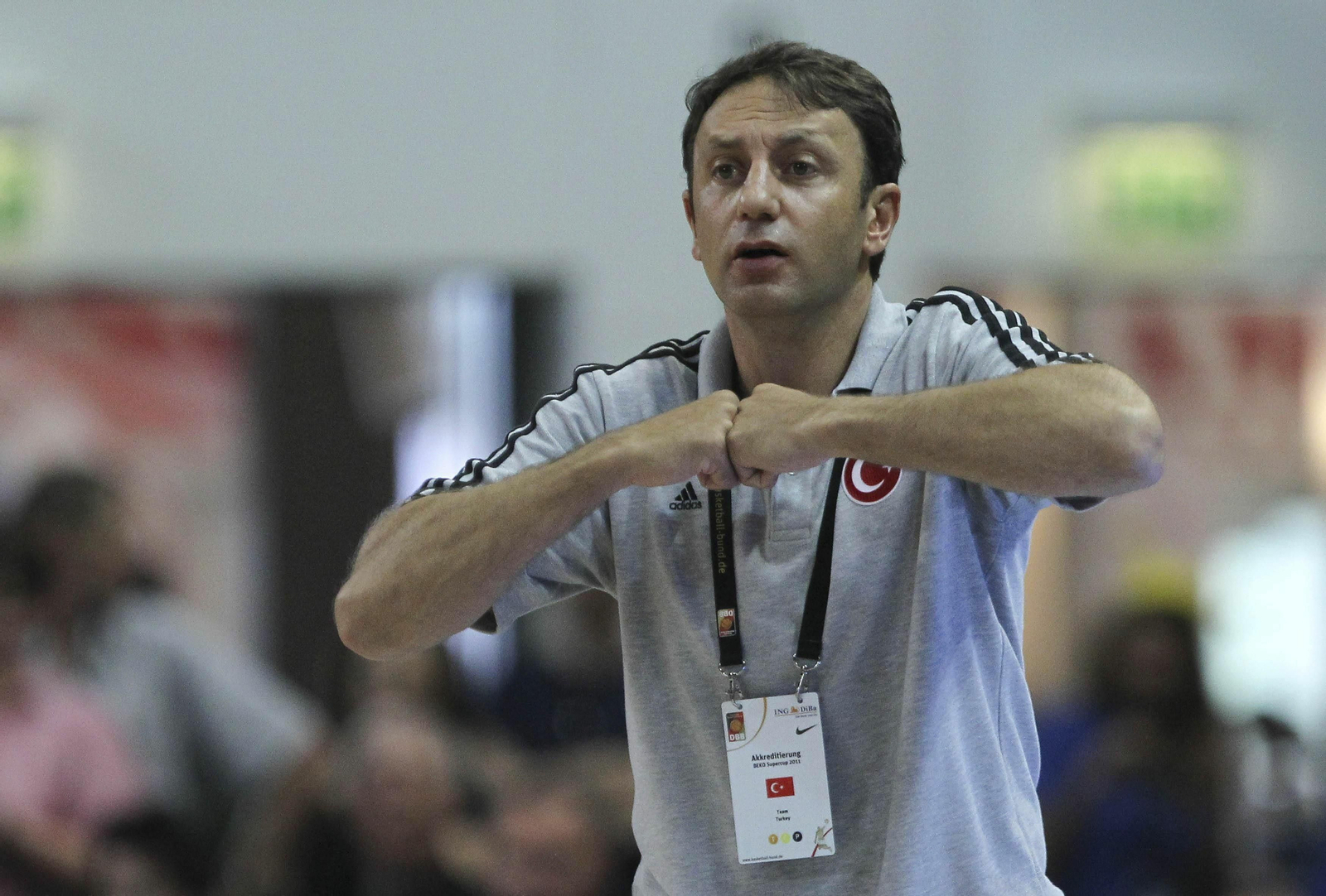 Orhun Ene, dirigiendo a la selección de Turquía.