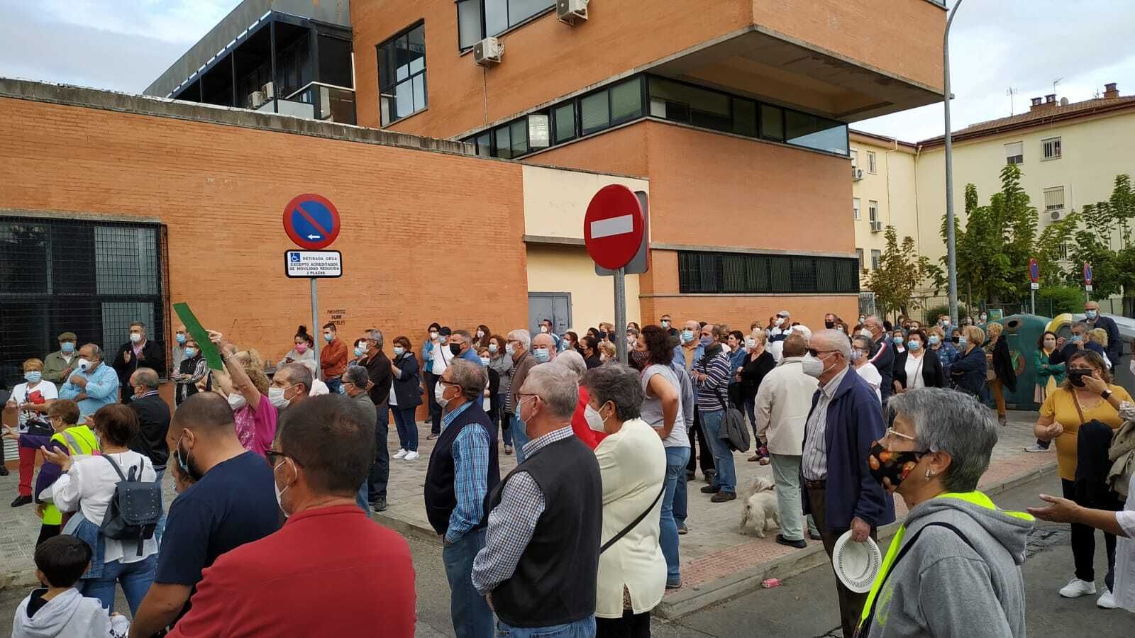 Otro momento de la protesta en Alcosa.