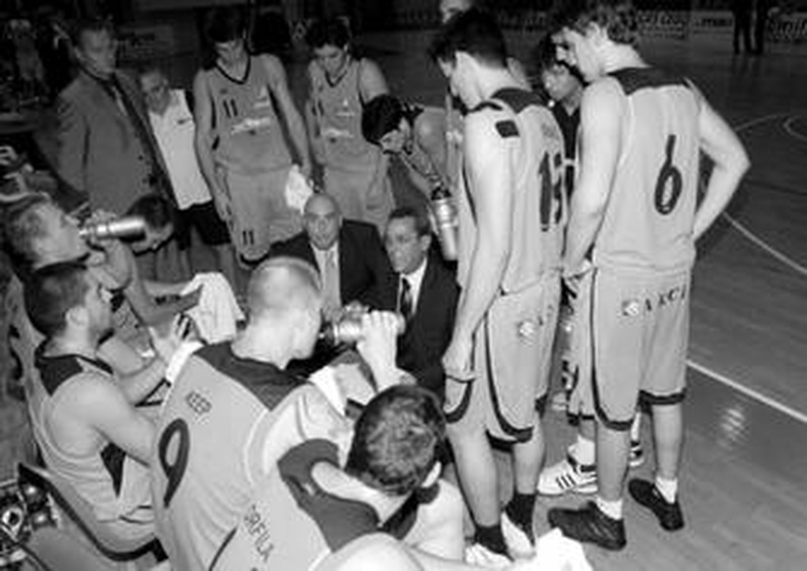 Xavi Sastre da instrucciones al Mallorca en un tiempo muerto.