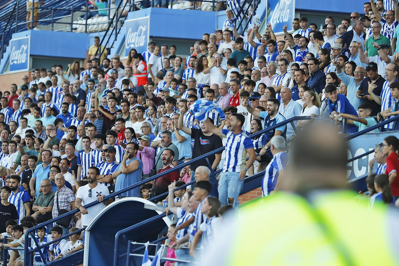 Imágenes del ambiente en el Recreativo de Huelva y Antequera CF