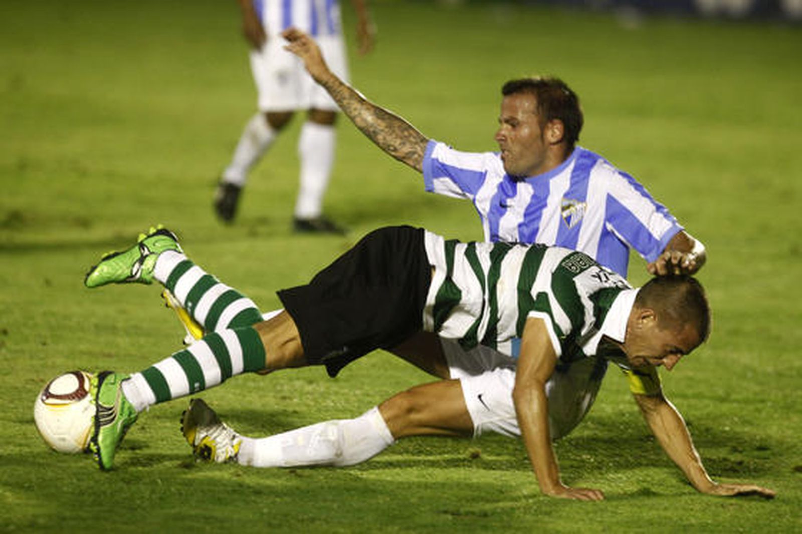 Ambos jugadores acabaron en el suelo. 

Foto: Jesus Marin