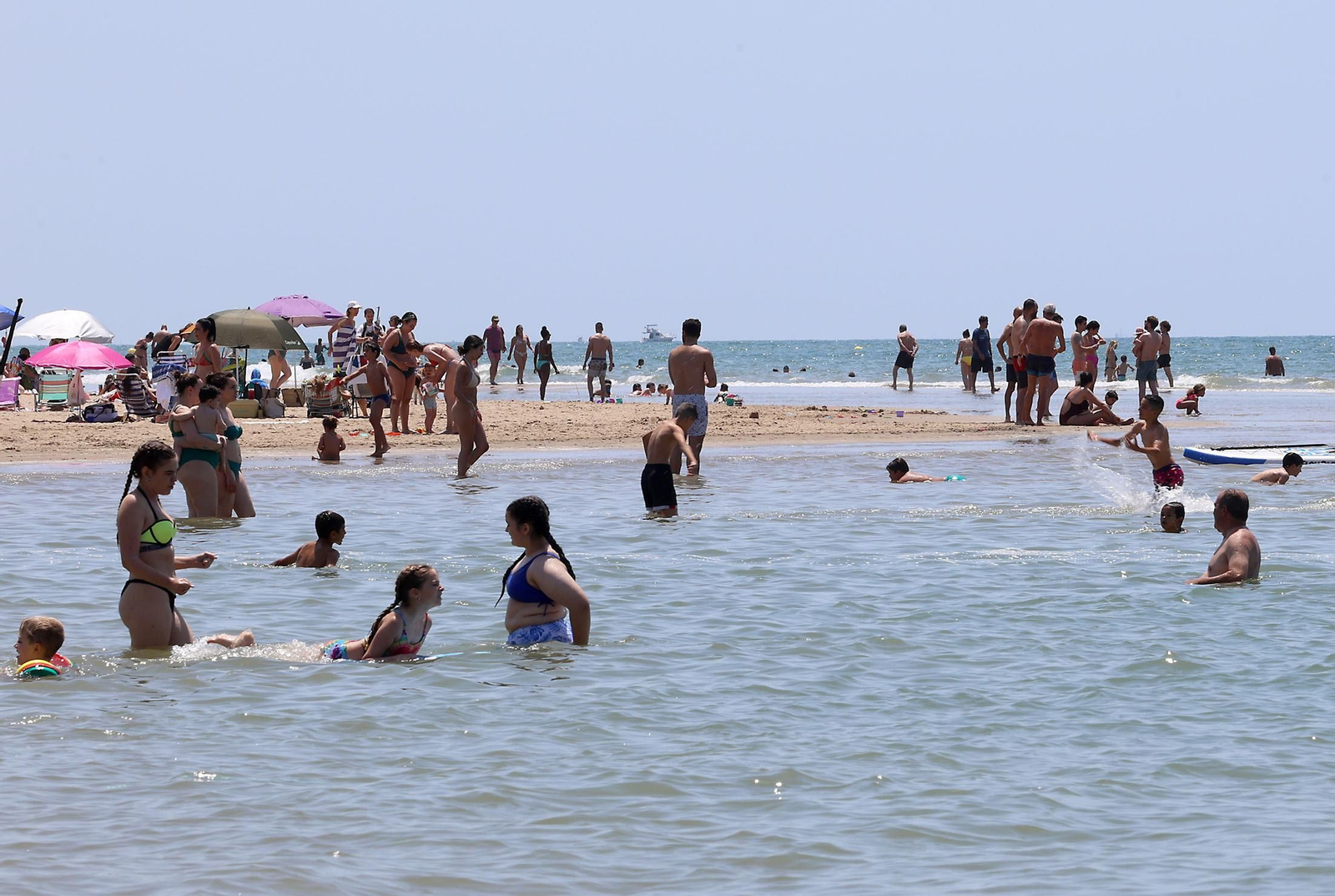 Ambiente en las playas de Huelva en la mañana de domingo