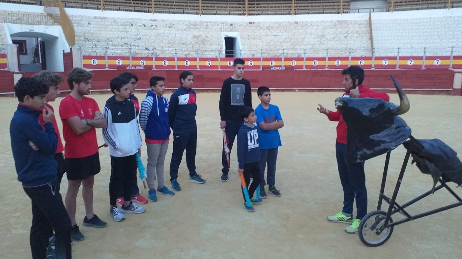 Las clases en la plaza de toros han sido sustituidas por faenas virtuales y ejercicios en casa.