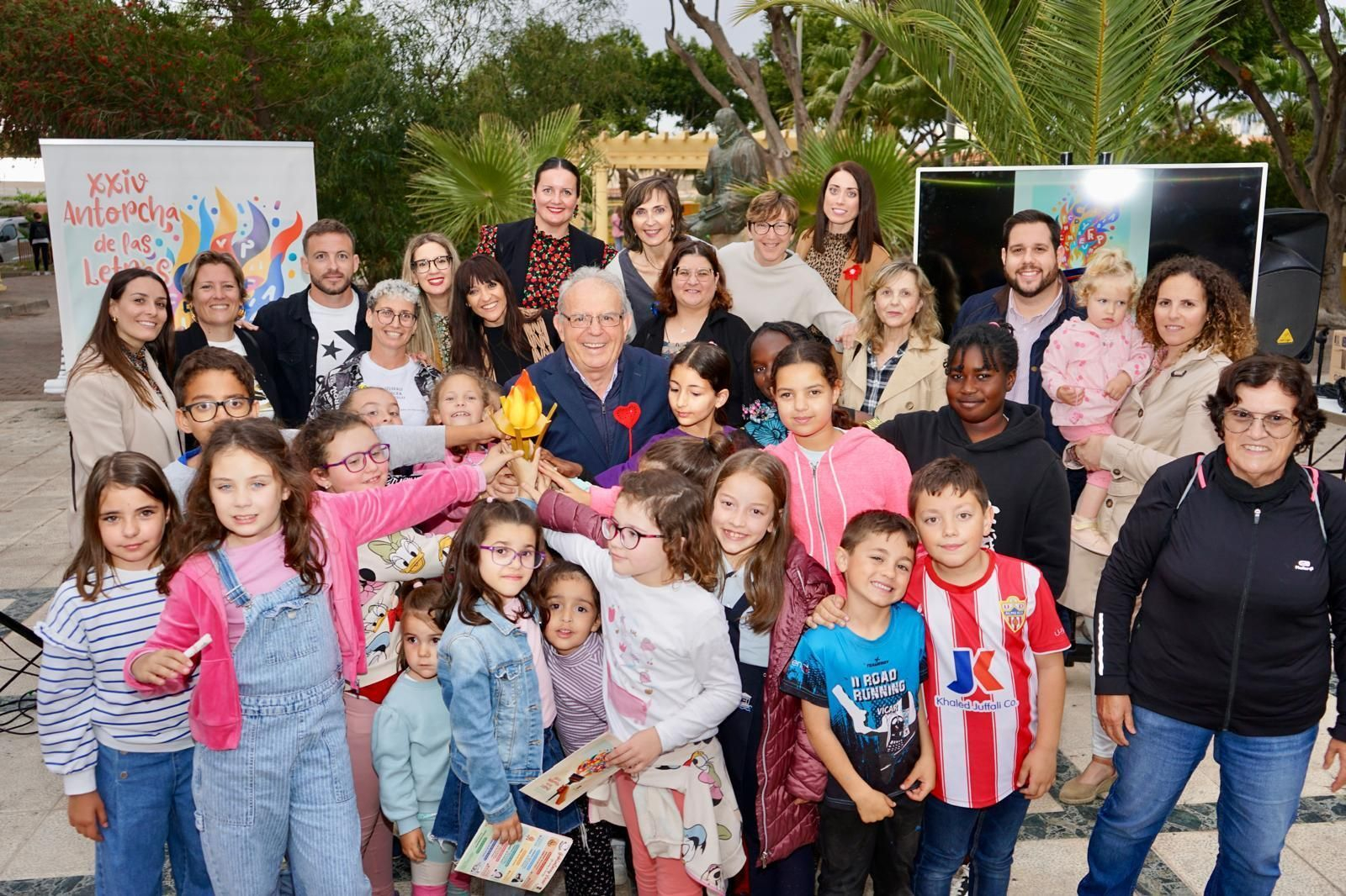 Los niños/as y sus padres rodean al alcalde de Vícar