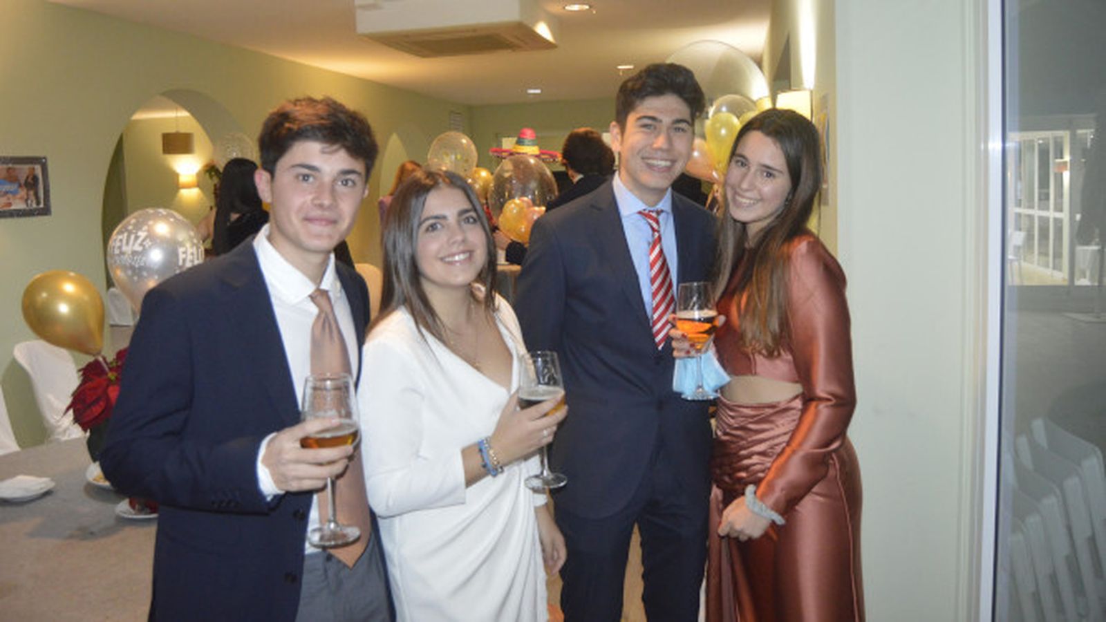Pepe Martín, Lucia Sánchez, Carlos Maiquez y la anfitriona Alejandra Castillo, durante la celebración de la fiesta.
