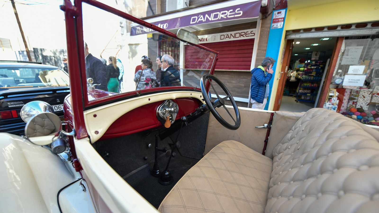 La exhibición de coches de antiguos en el centro de La Línea, en imágenes