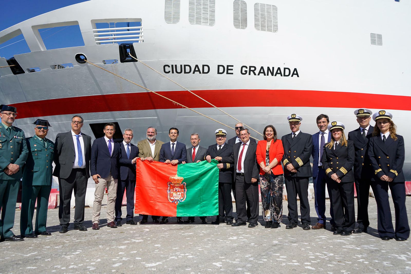 Las principales autoridades de la ciudad y la provincia posan junto a la proa del barco
