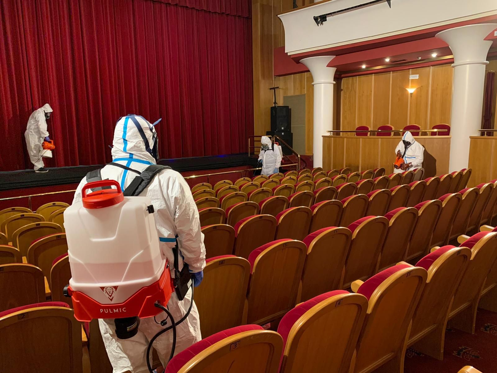 Operarios realizando labores de desinfección.