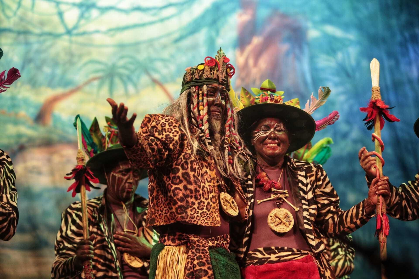 Antonia Molina, junto a su hijo Jose Molina, recibiendo el pasodoble de su chirigota