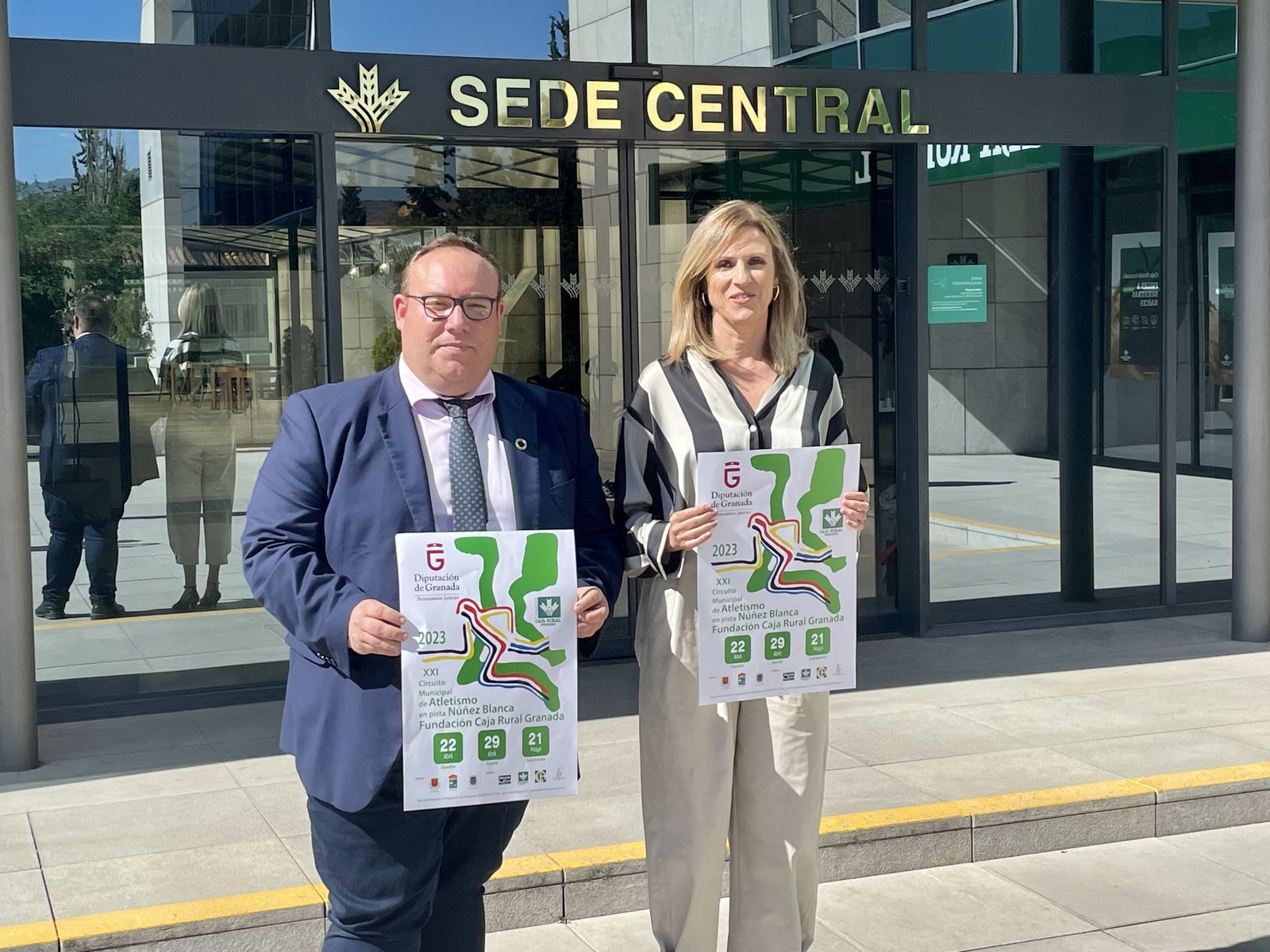 Manolo Guirado (Diputación de Granada) y Poli Servián (Caja Rural de Granada), con el cartel de la prueba