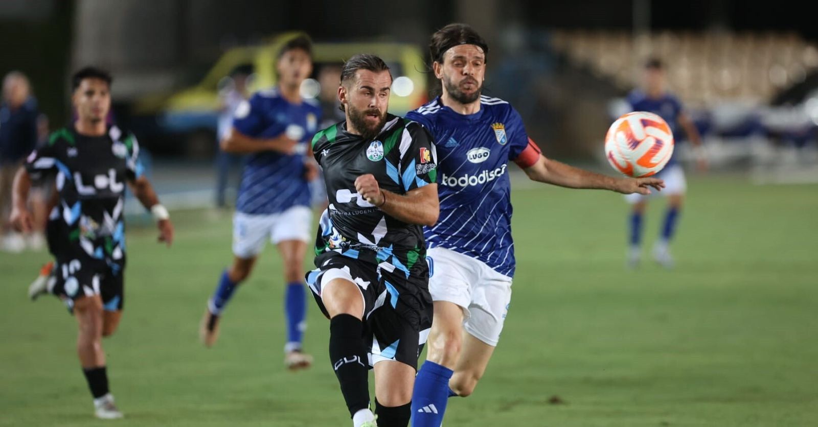 Alberto García (Ciudad de Lucena) pelea por el balón con Migue García, capitán del Xerez CD.