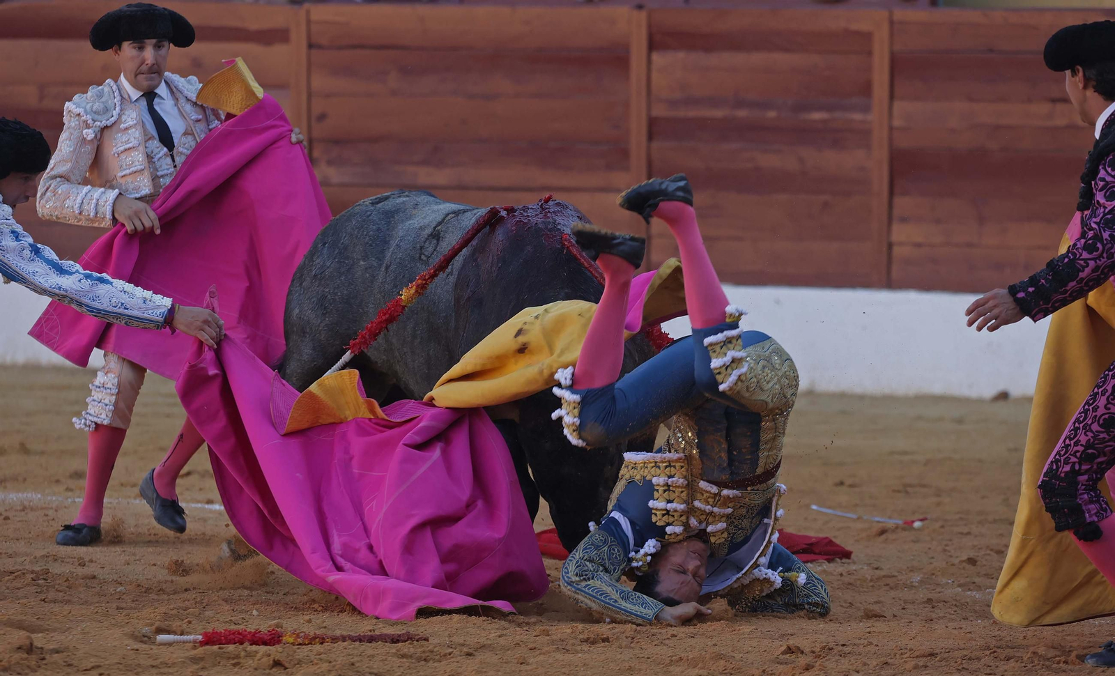 Fotos de la corrida del domingo de la Feria de La Línea: Emilio de Justo y David Galván