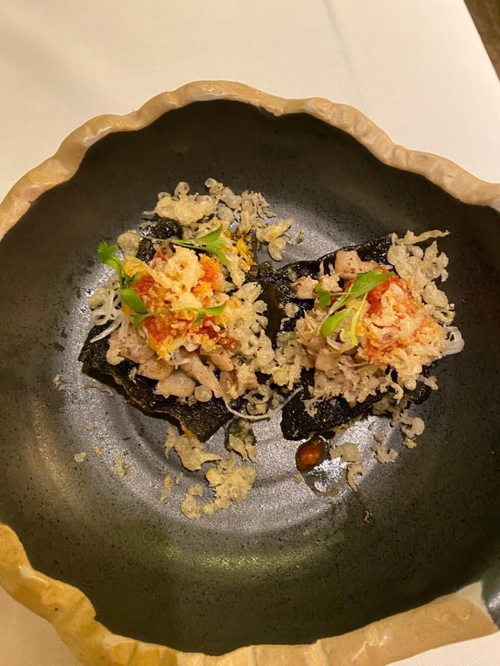 El Mitikoyaki, taco de alga nori con pez mantequilla flambeado con salsa nikiri y trufa