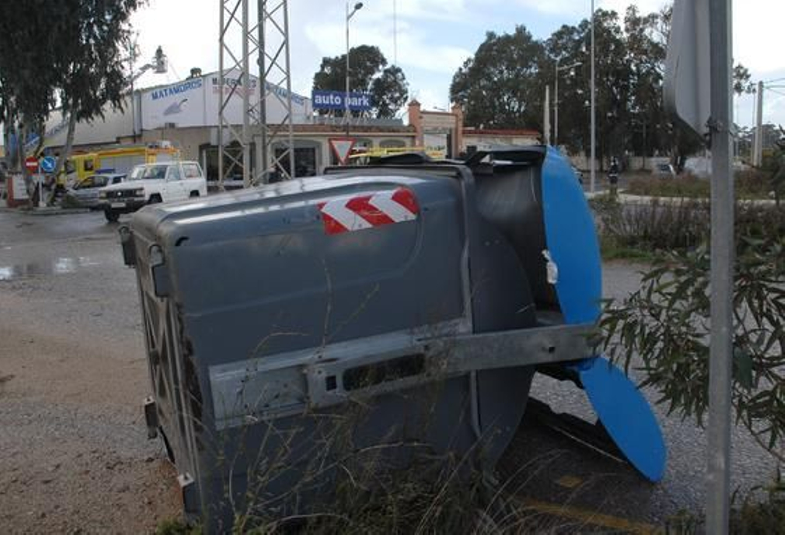 El fuerte viento causó destrozos en las instalaciones deportivas y en varias naves del Polígono de Fradricas

Foto: Rioja