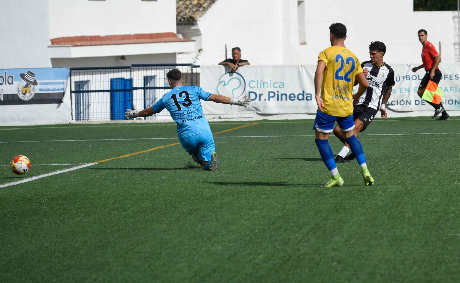 Partido entre el Tomares y la Real Balompédica Linense
