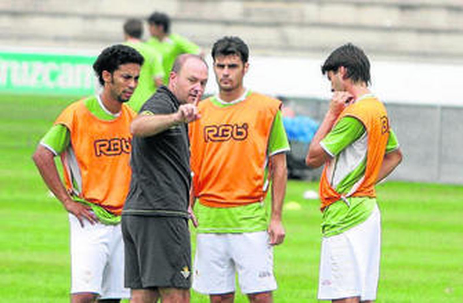 Mel habla en el entrenamiento con Iriney, Fran No y Belenguer.
