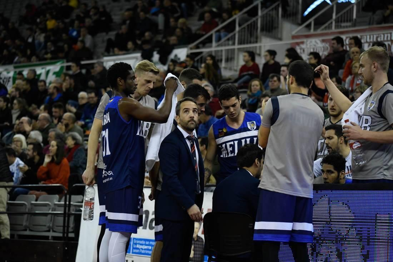 Eloy  Ramírez  mira al marcador en un tiempo muerto del Melilla.