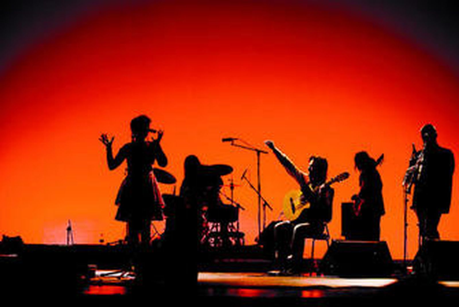 Maui y los Sirénidos durante un concierto.