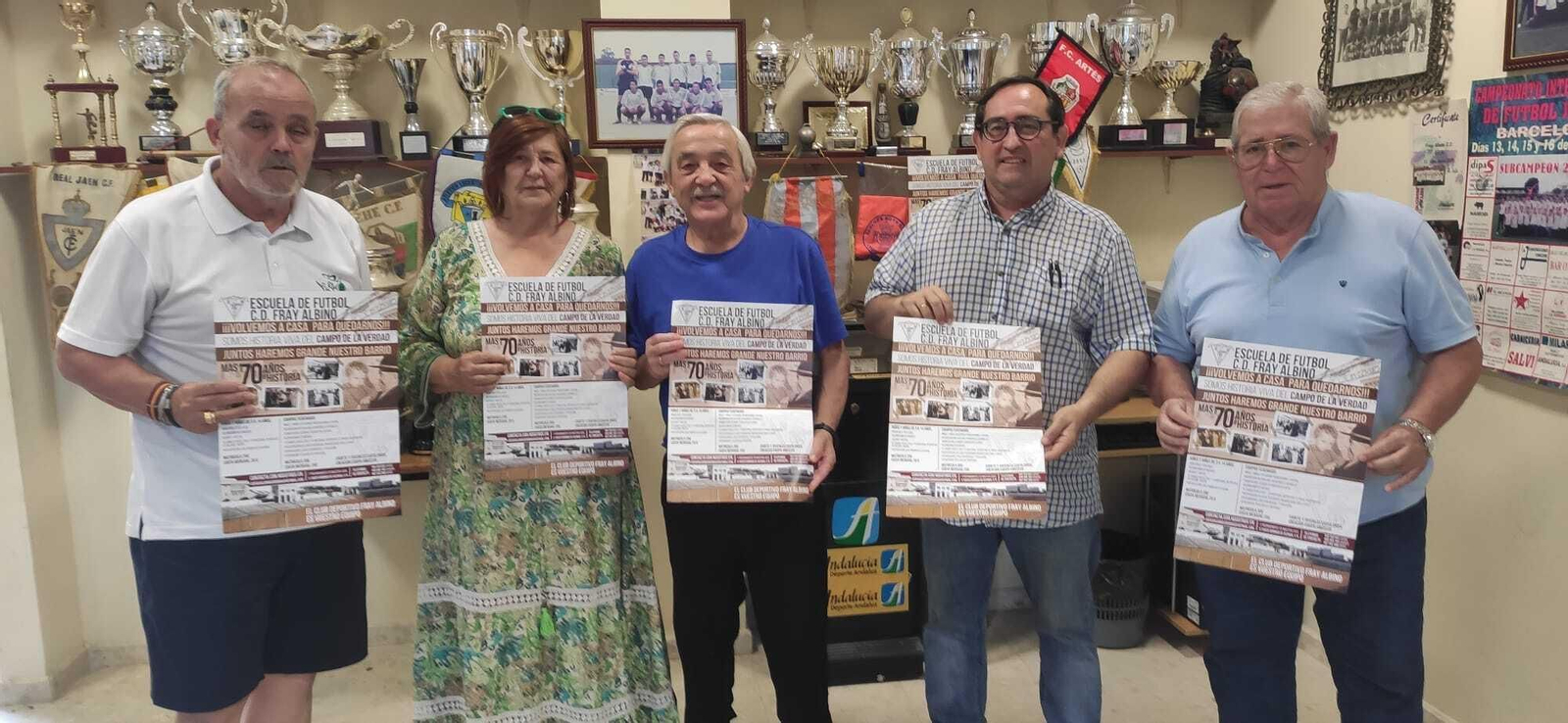 Los dirigentes del Fray Albino posan con el cartel de la campaña de captación.