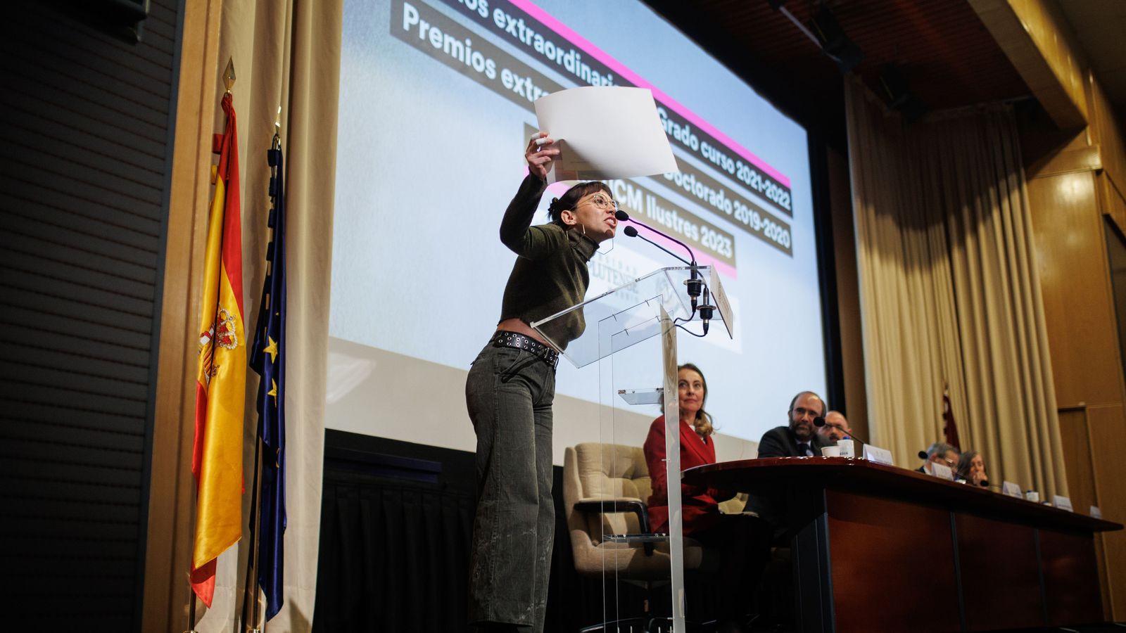 Elisa María Lozano protesta contra el premio a Ayuso.