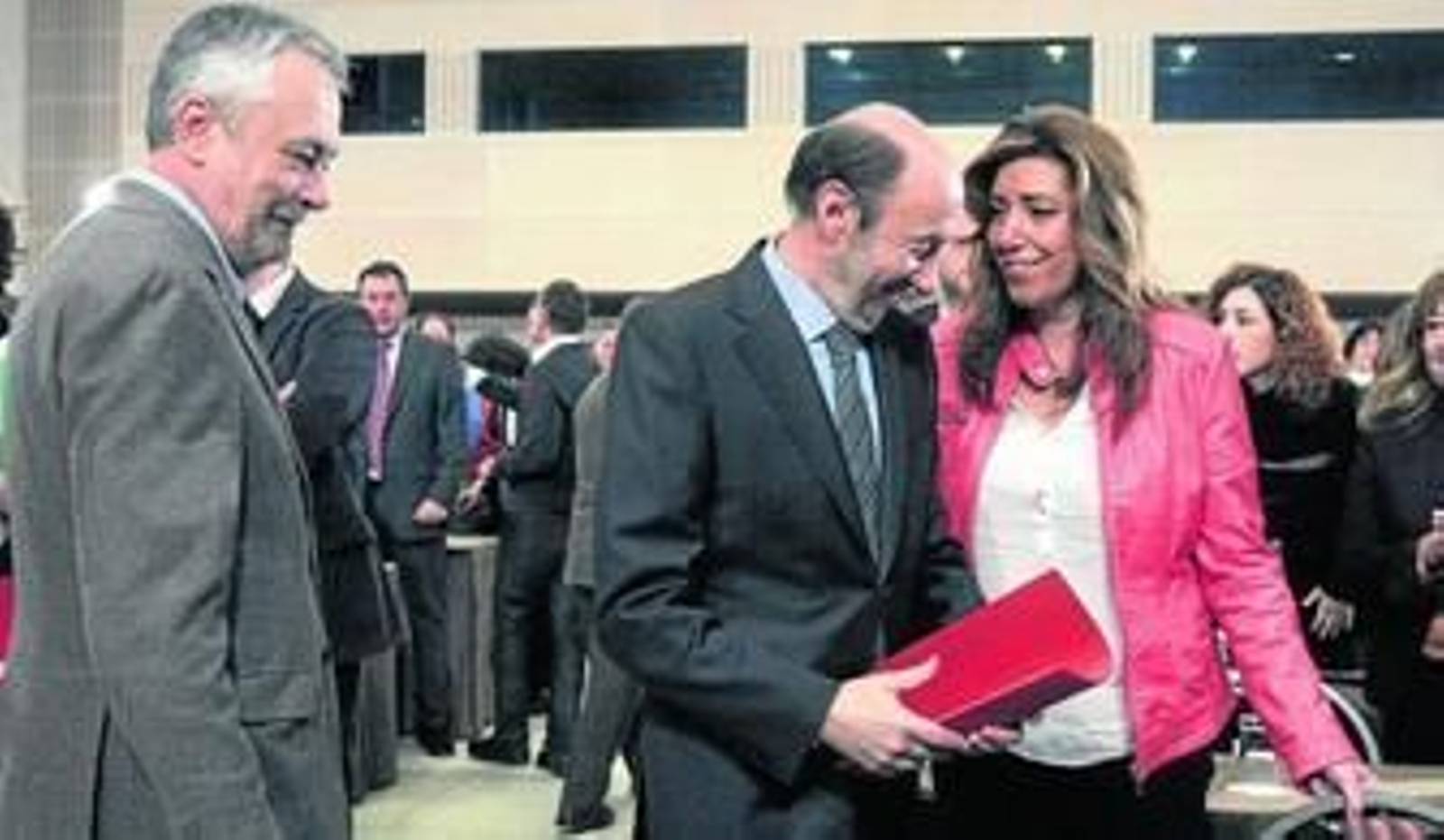 Rubalcaba conversa con la consejera Susana Díaz poco antes del inicio del acto, en presencia de José Antonio Griñán.