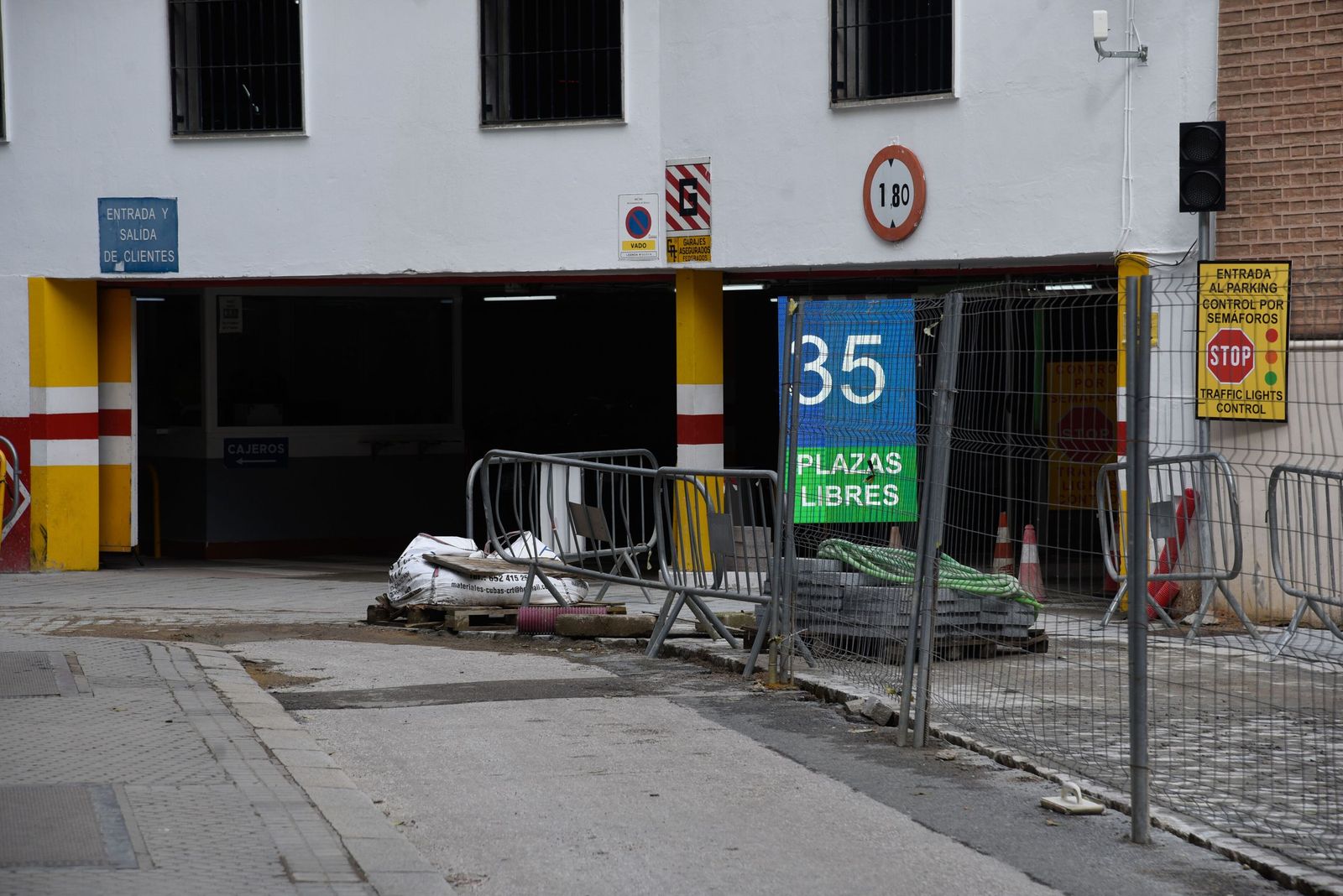 Obras en la entrada principal del céntrico aparcamiento de Santa Ángela de la Cruz.