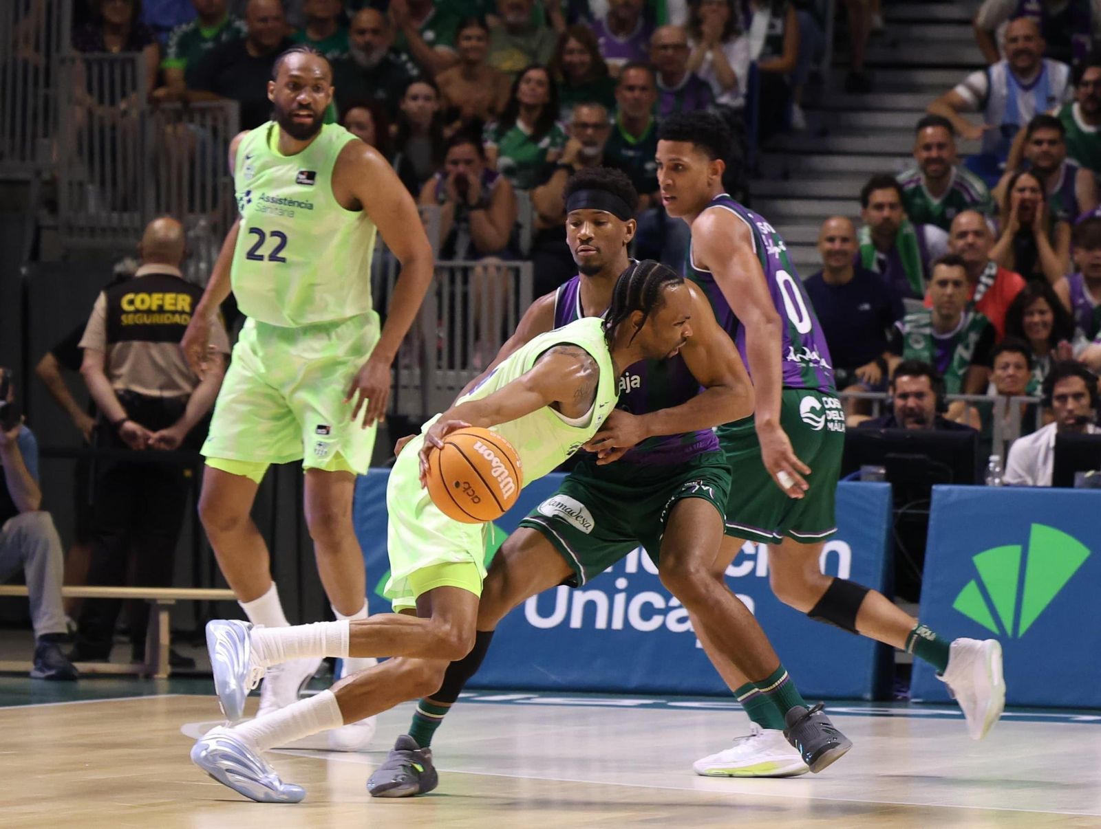 Punter ante Tyson Pérez.