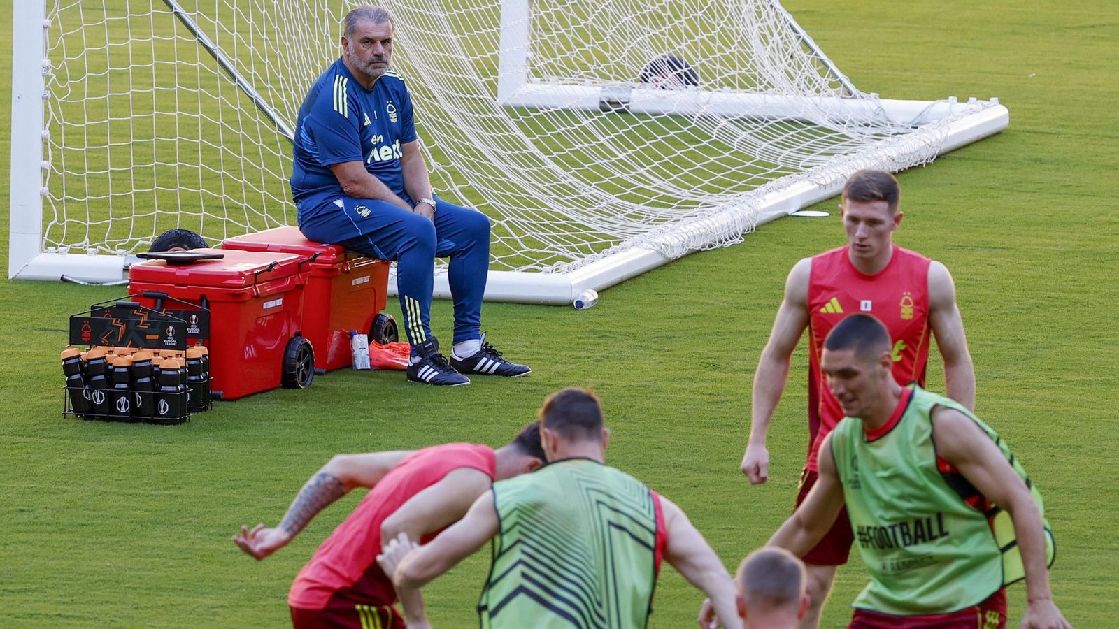 Ange Postecoglou, técnico del Nottingham Forest, observa a sus jugadores en el entrenamiento de este pasado martes en La Cartuja.
