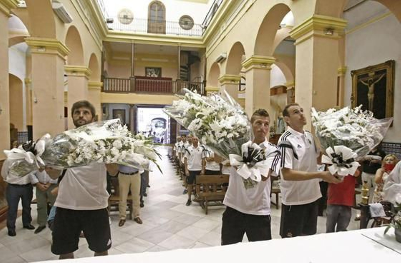 La plantilla realiza la tradicional ofrenda floral

Foto: Erasmo Fenoy